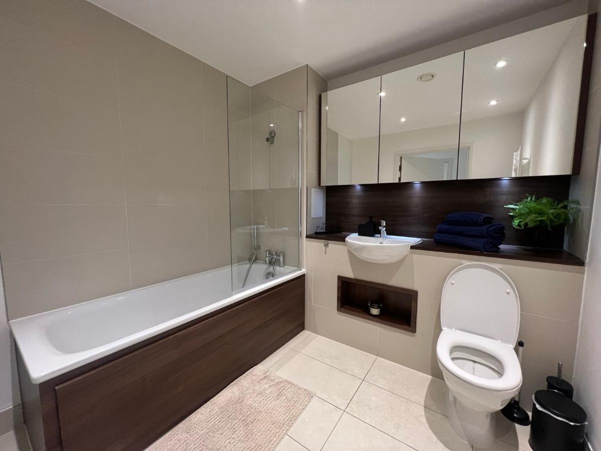 Modern 2Br 2Ba Apt Wparking Sleeps 6 Comfortably London Exterior photo