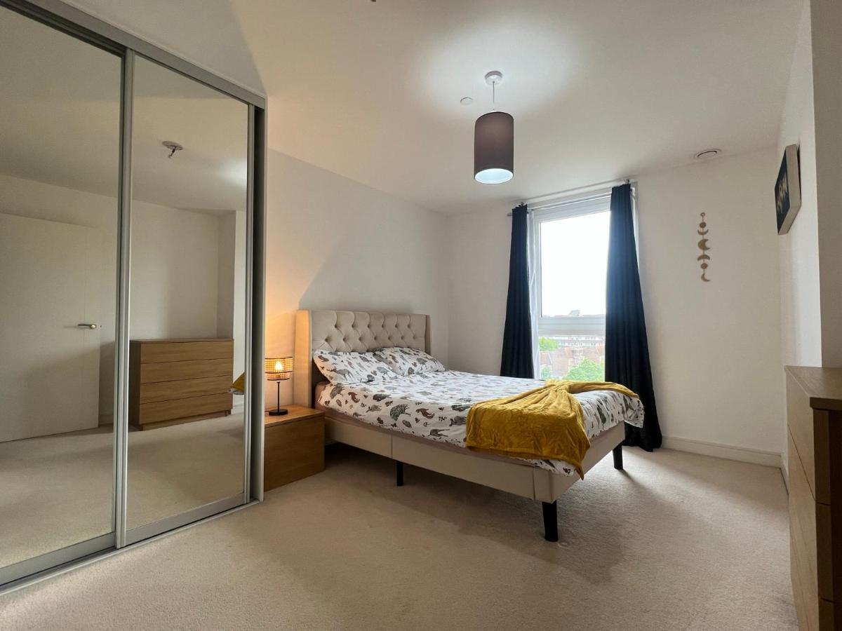 Modern 2Br 2Ba Apt Wparking Sleeps 6 Comfortably London Exterior photo