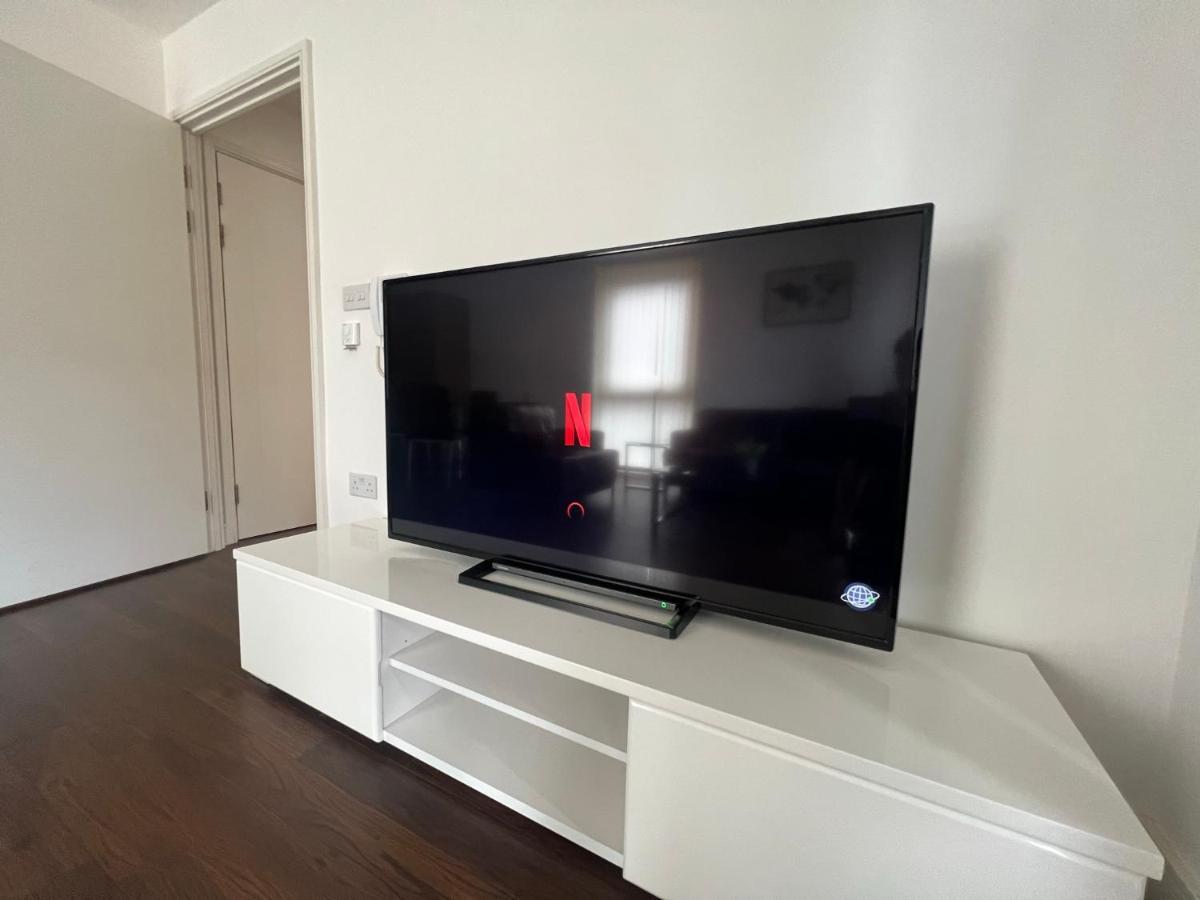 Modern 2Br 2Ba Apt Wparking Sleeps 6 Comfortably London Exterior photo