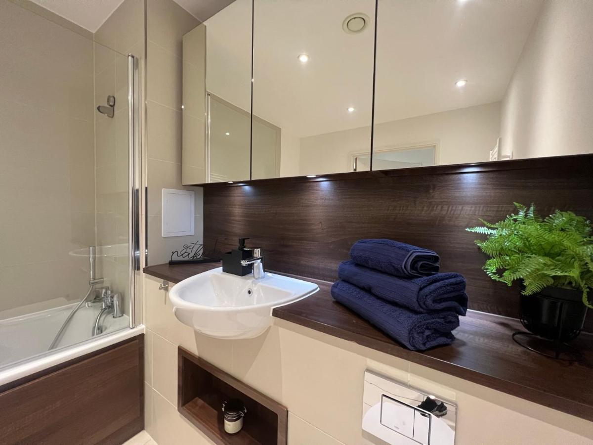 Modern 2Br 2Ba Apt Wparking Sleeps 6 Comfortably London Exterior photo