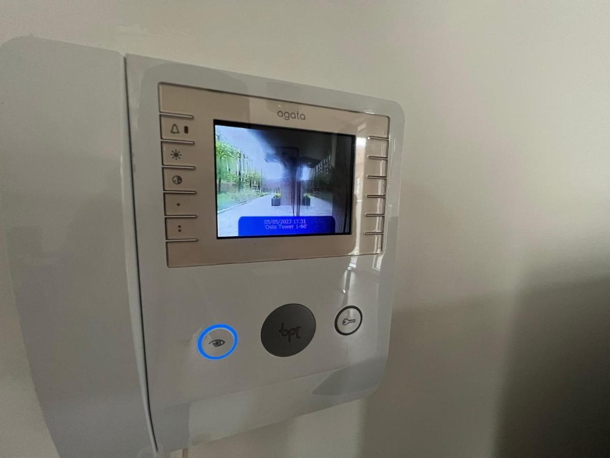 Modern 2Br 2Ba Apt Wparking Sleeps 6 Comfortably London Exterior photo