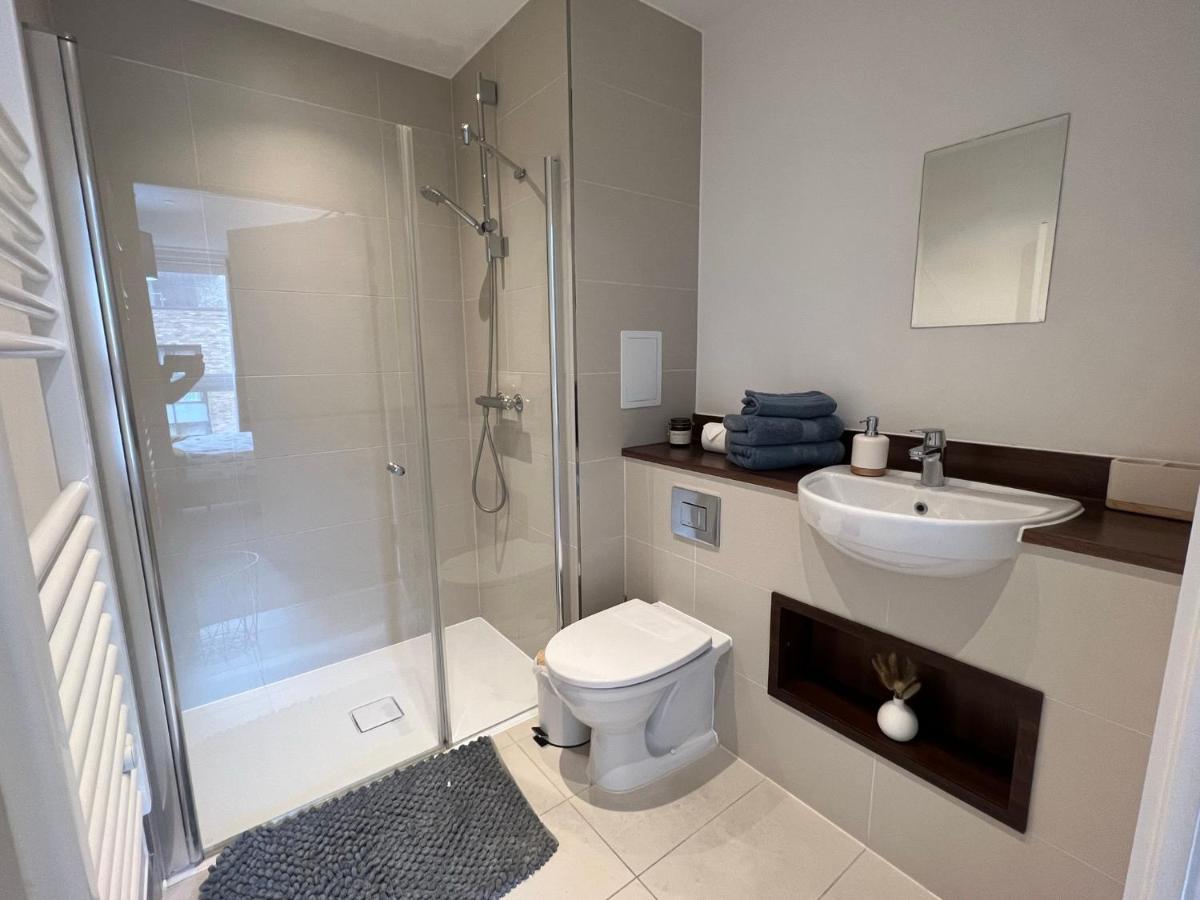 Modern 2Br 2Ba Apt Wparking Sleeps 6 Comfortably London Exterior photo